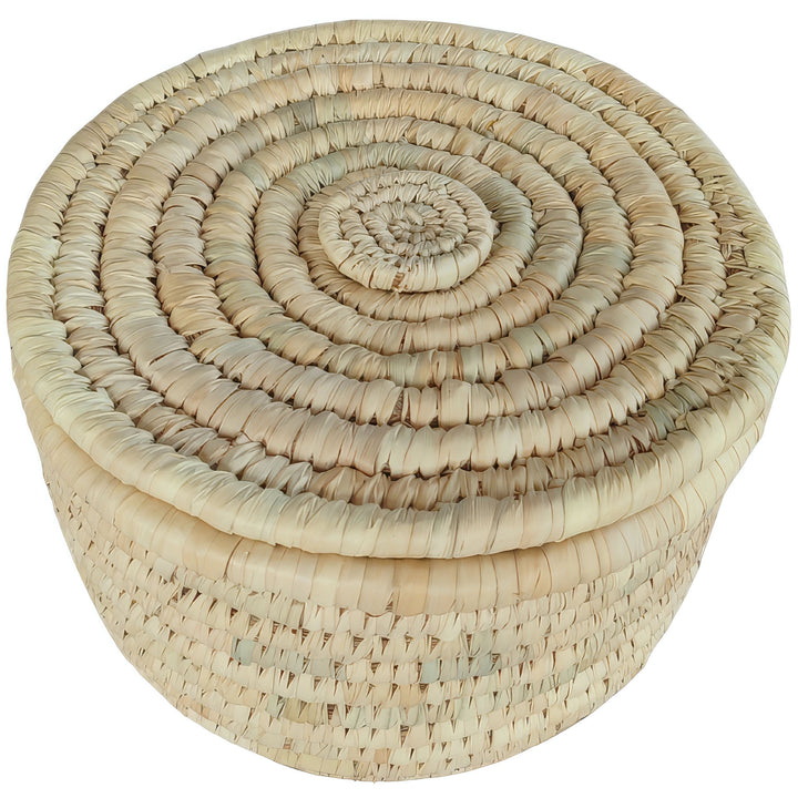 Rund förvaringskorg av palmblad med en diameter på 28 cm och ett slutet lock med spiralmönster.