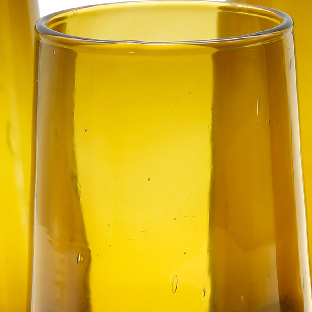 Handblåsta cocktailglas av bärnstensfärgat glas - lätt strukturerade, stilrena och individuella