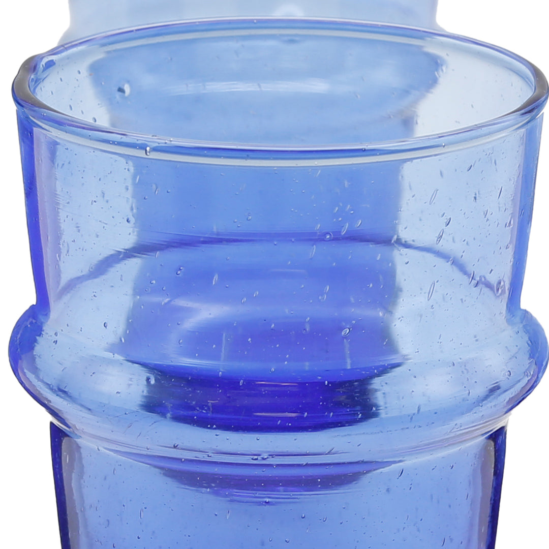 Blå cocktailglas gjorda av återvunnet glas - snygga och handgjorda