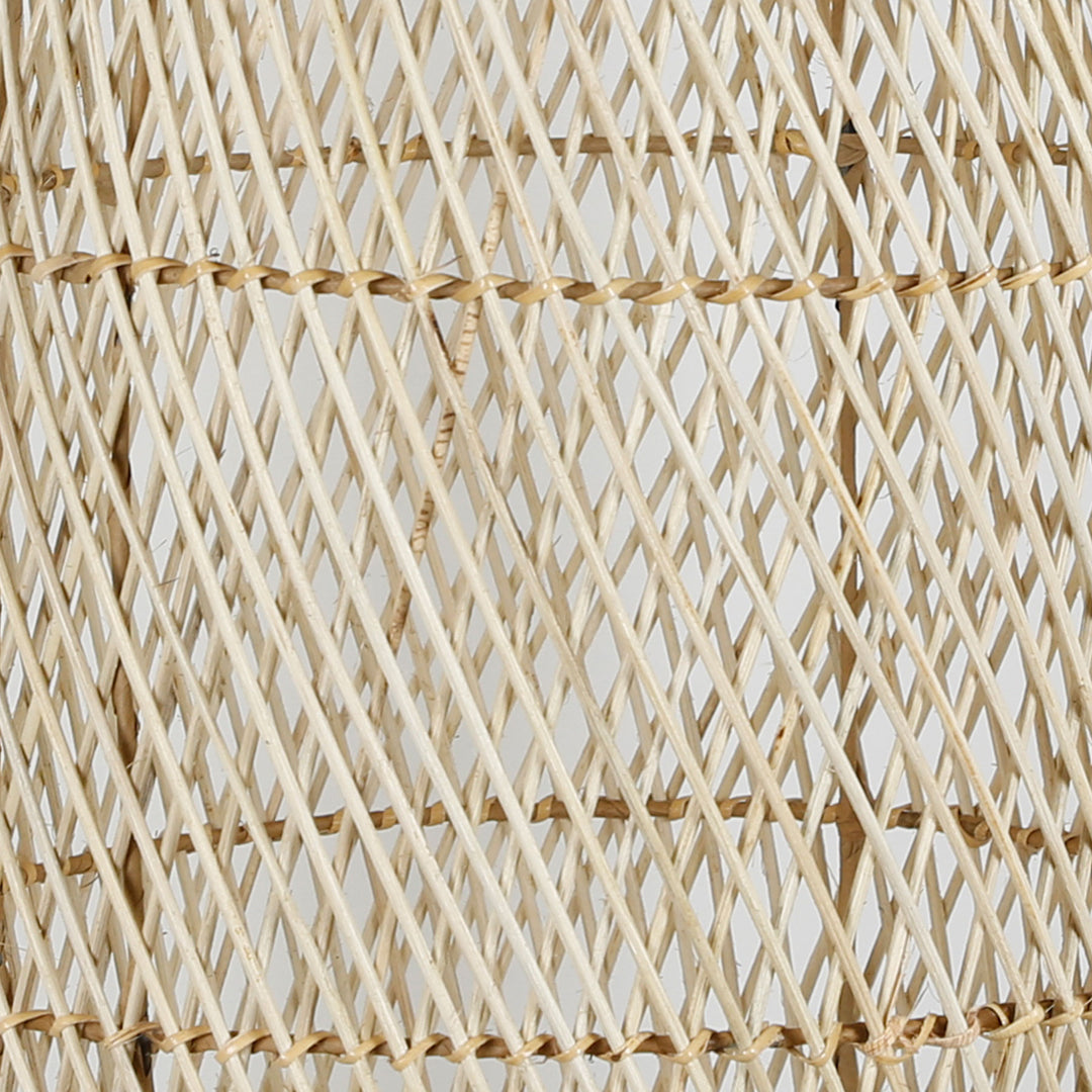 Detaljerad bild av den handvävda taklampan i rotting med fin, naturfärgad väv