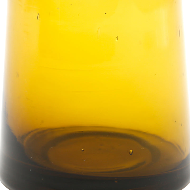Närbild av glasbotten med typiska luftfickor – karakteristiskt för munblåst glas