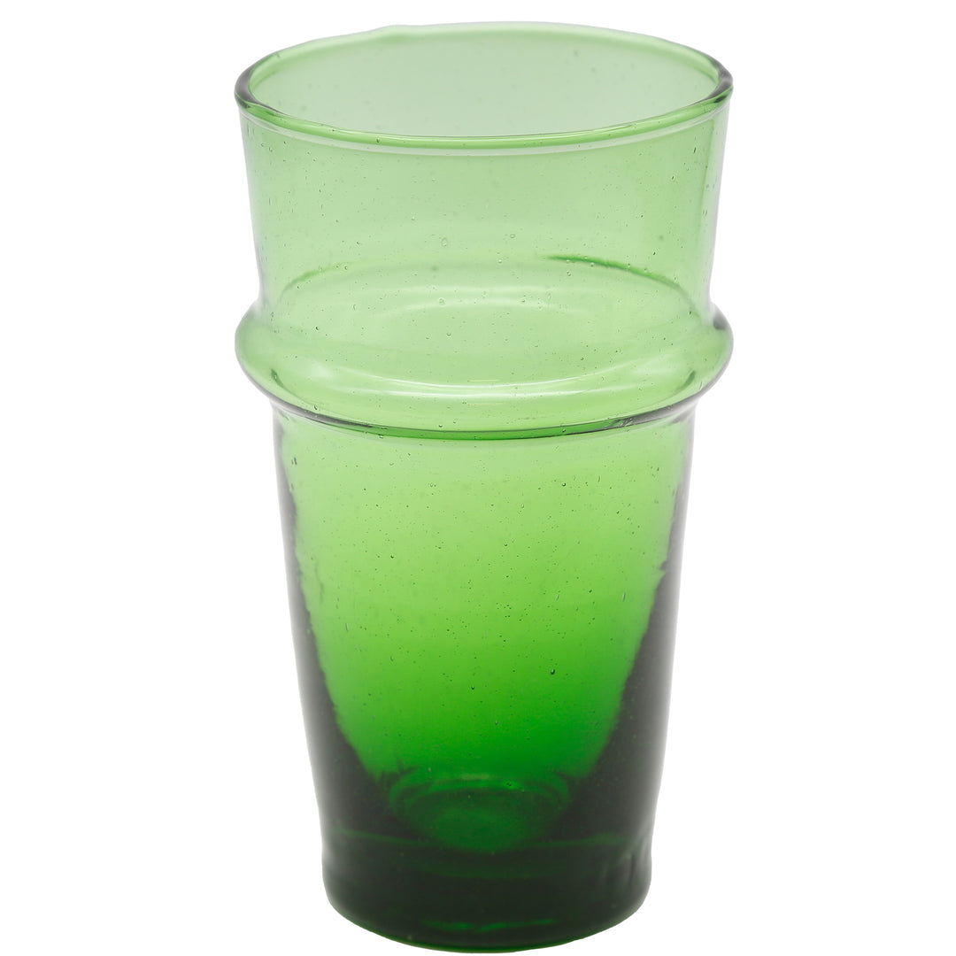 Dessert serveras i grönt glas - bearbetat glas med individuell konsistens