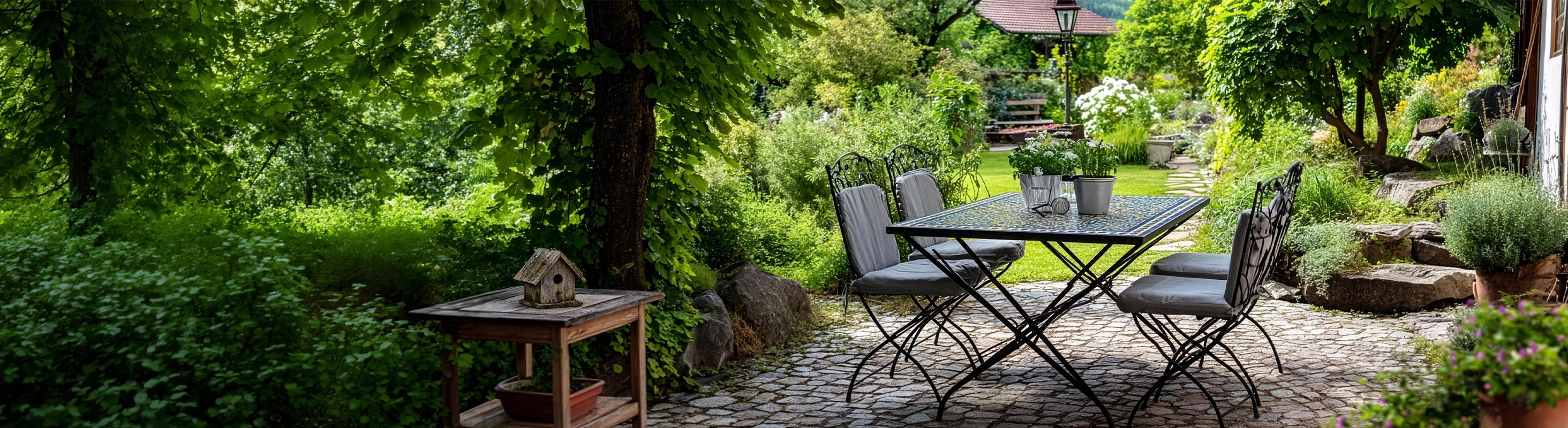 Trädgård & terrass – Trädgård med mosaikbord och sittgrupp på en naturstensgång under träd - stilig uteplats för terrass och trädgårdsmöbler