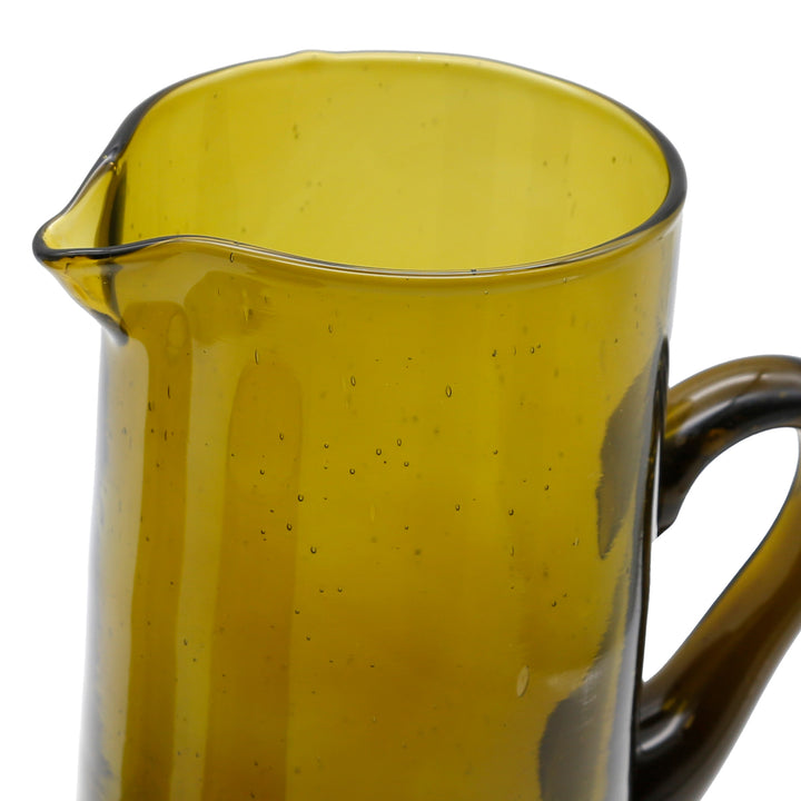 Karaff av honungsfärgat glas med fin struktur och elegant hällform