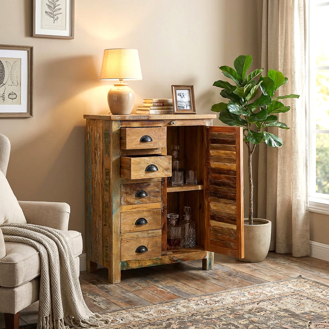 Massivt trä highboard i vardagsrummet, öppen dörr och lådor, varm lantlig atmosfär