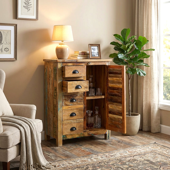 Massivt trä highboard i vardagsrummet, öppen dörr och lådor, varm lantlig atmosfär