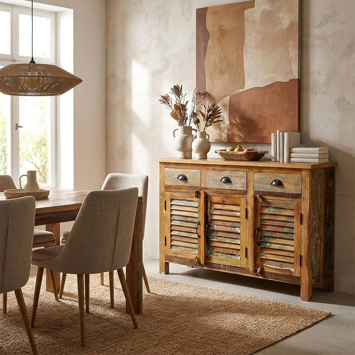 Highboard i massivt trä och återvunnet trä med lådor i vintagestil, placerade i matsalen