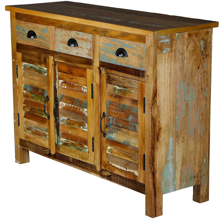 Highboard av gammalt trä med lådor av massivt trä i vintagestil, högt och slående