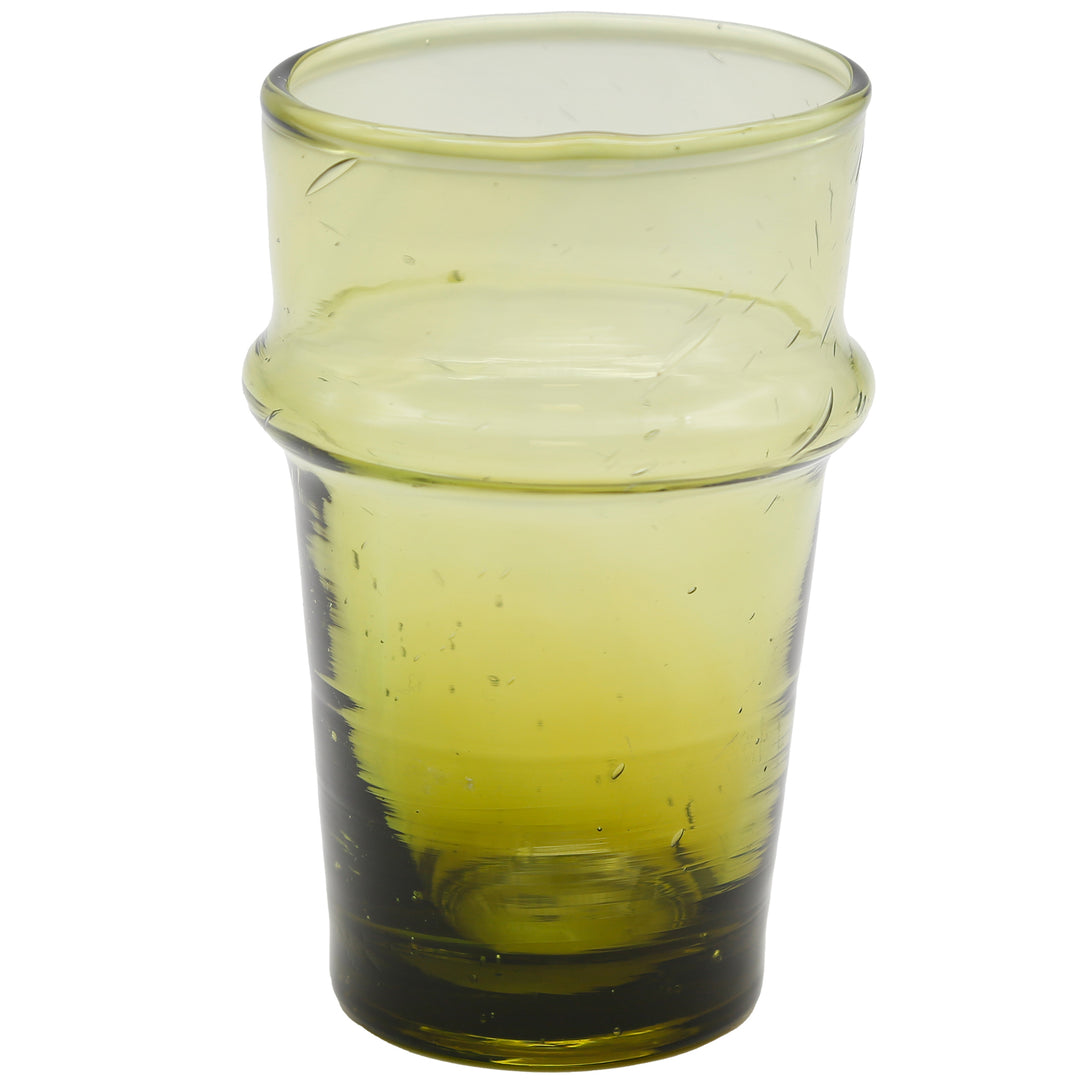 Närbild av ett glas med en väl synlig inneslutningsstruktur - typiskt för handgjort glas