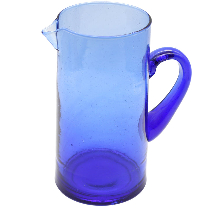 Blå karaff av handblåst glas med svängt handtag