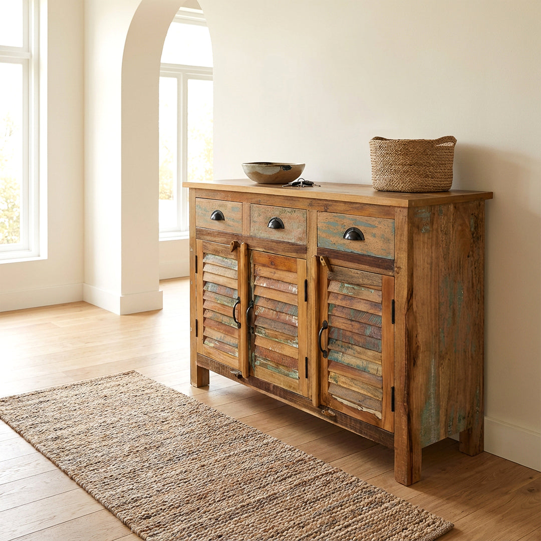  Highboard av massivt trä och gammalt trä i vintage lantlig stil, placerad i det ljusa vardagsrummet