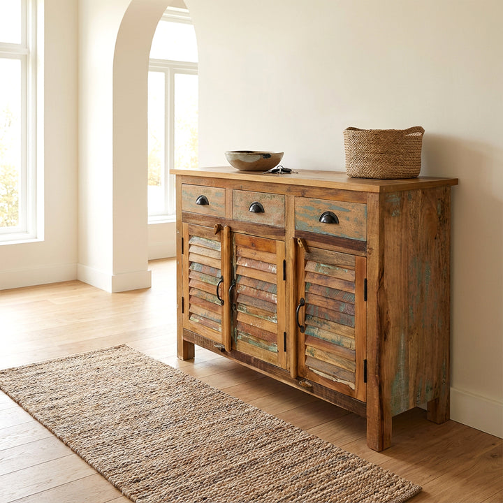  Highboard av massivt trä och gammalt trä i vintage lantlig stil, placerad i det ljusa vardagsrummet