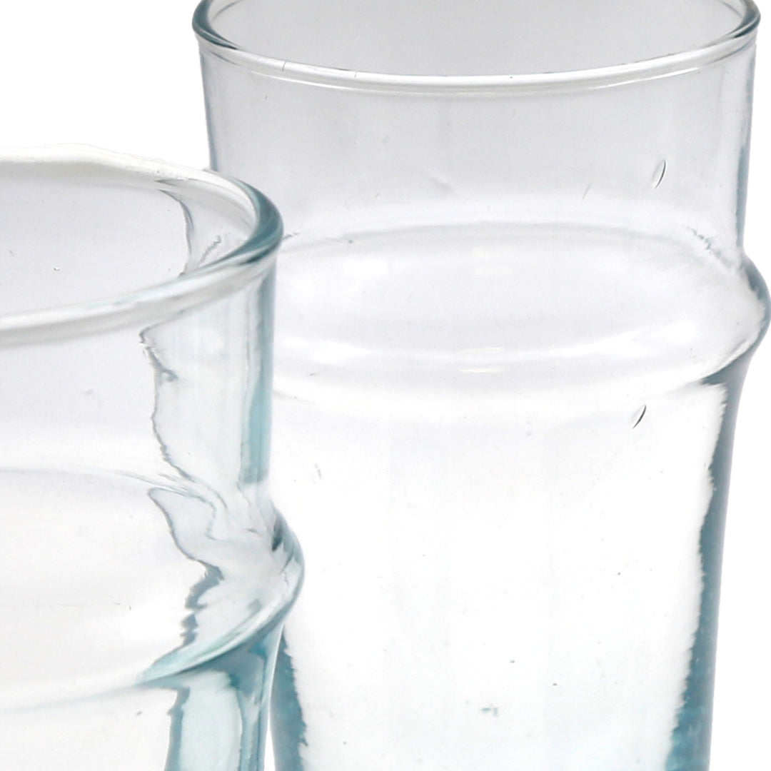 Latte Macchiato serveras i ett klart glas – stilren med ett mildt blått skimmer