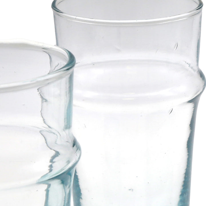 Latte Macchiato serveras i ett klart glas – stilren med ett mildt blått skimmer