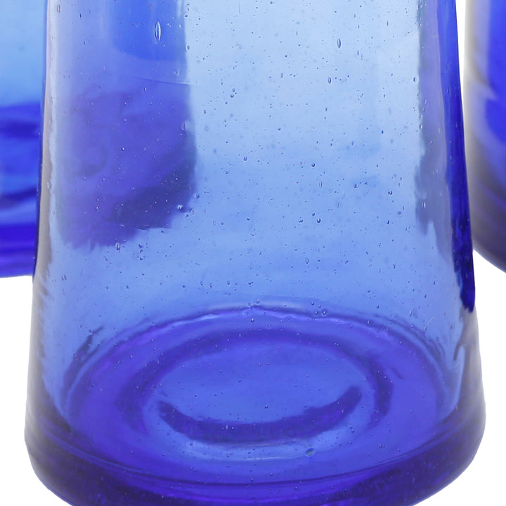 Fyra longdrinkglas av blått återvunnet glas - koniska, tunga och handgjorda