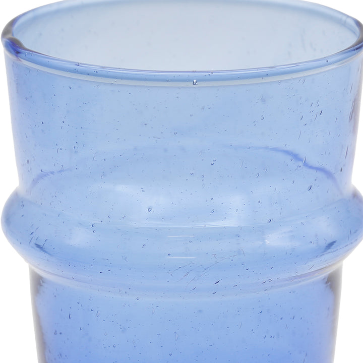 Detaljerad bild av ett latte macchiatoglas - något oregelbunden form och inneslutningar