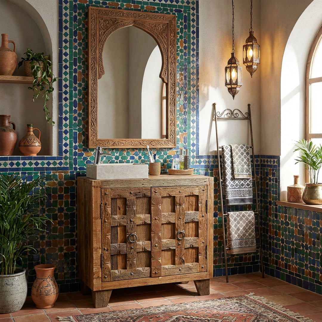 Fyrkantigt tvättställ av ljus natursten på ett underskåp i trä i ett orientaliskt badrum med mosaikplattor