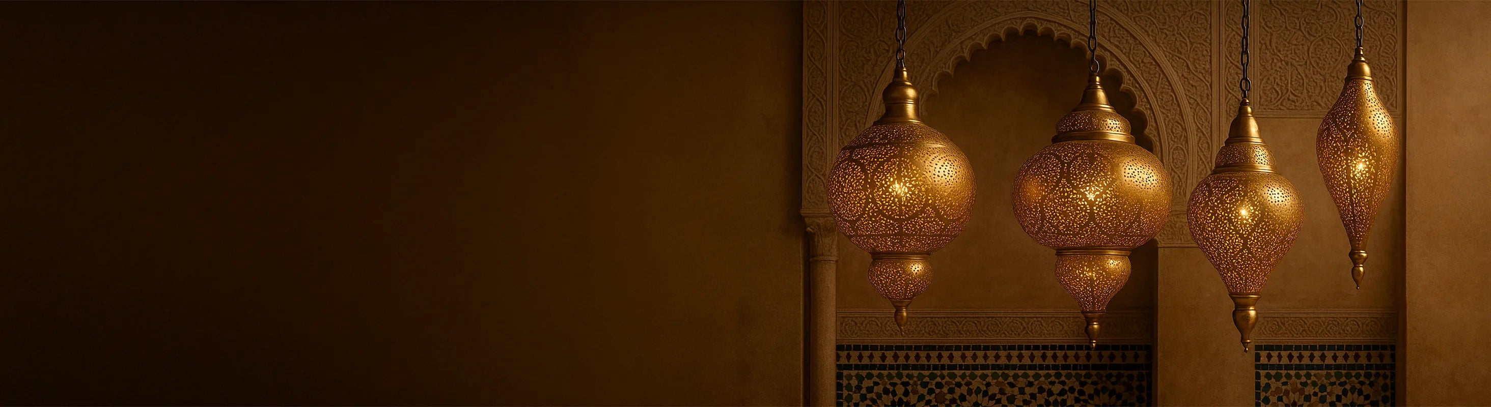Orientaliska taklampor i mässing – Orientaliska taklampor i mässing hänger framför utsmyckade valv och mosaikväggar i en marockansk interiör.