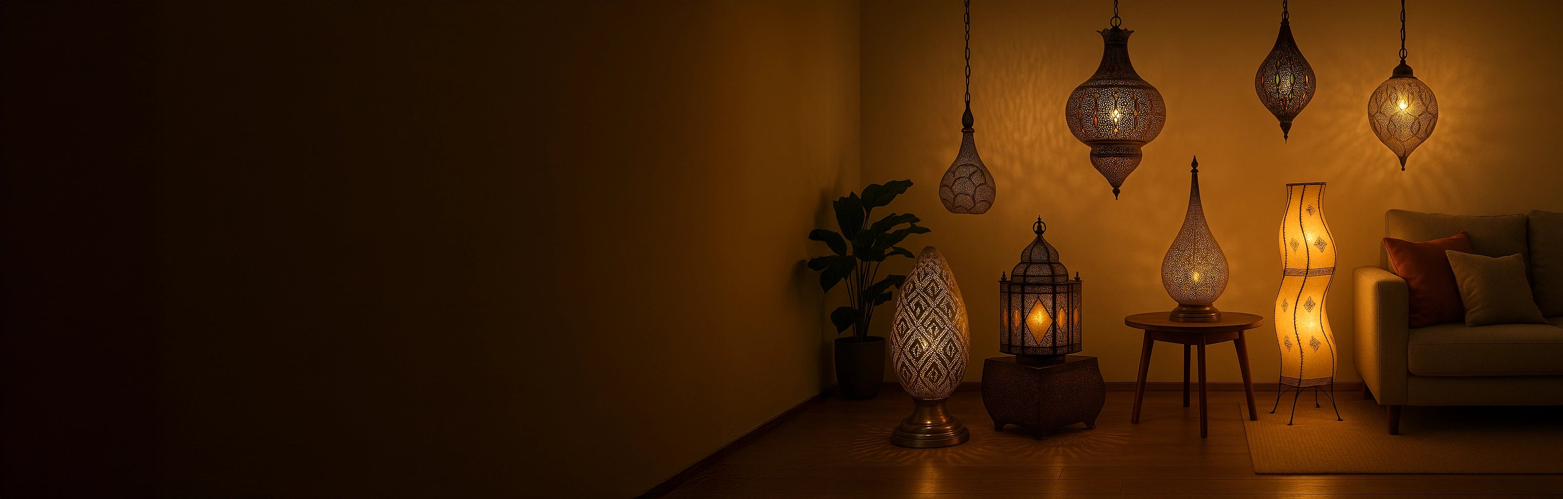 Orientaliska lampor – Ett vardagsrum med orientaliska lampor, hänglampor, golvlampor och bordslampor i varmt ljus som skapar en mysig atmosfär.