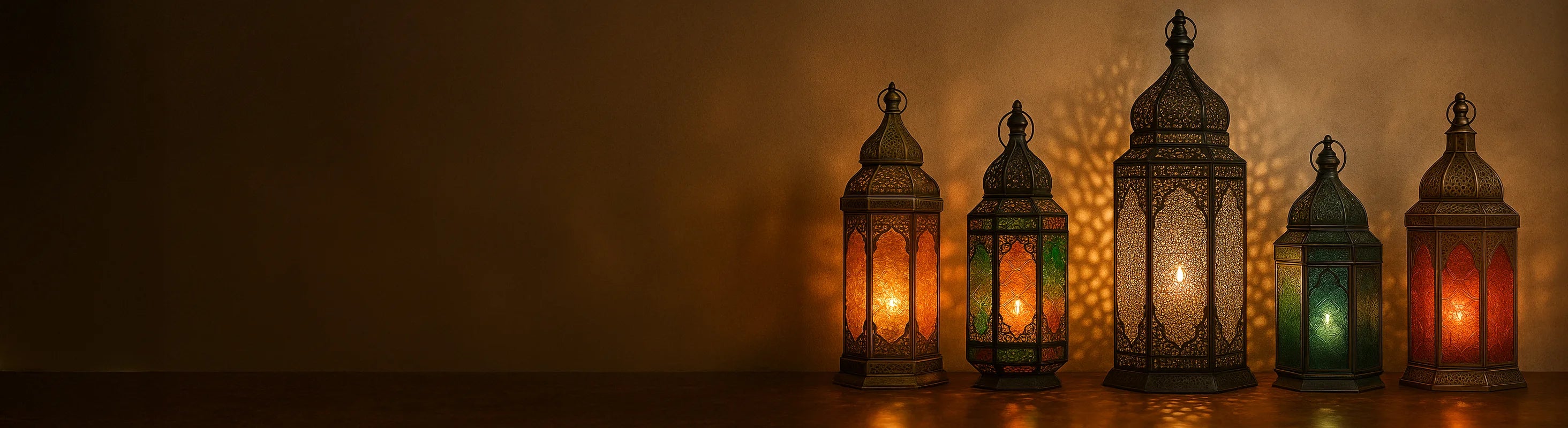 Orientaliska lyktor – Orientaliska lyktor av glas och metall på ett stengolv mot marockansk bakgrund ger ett varmt, atmosfäriskt ljus.