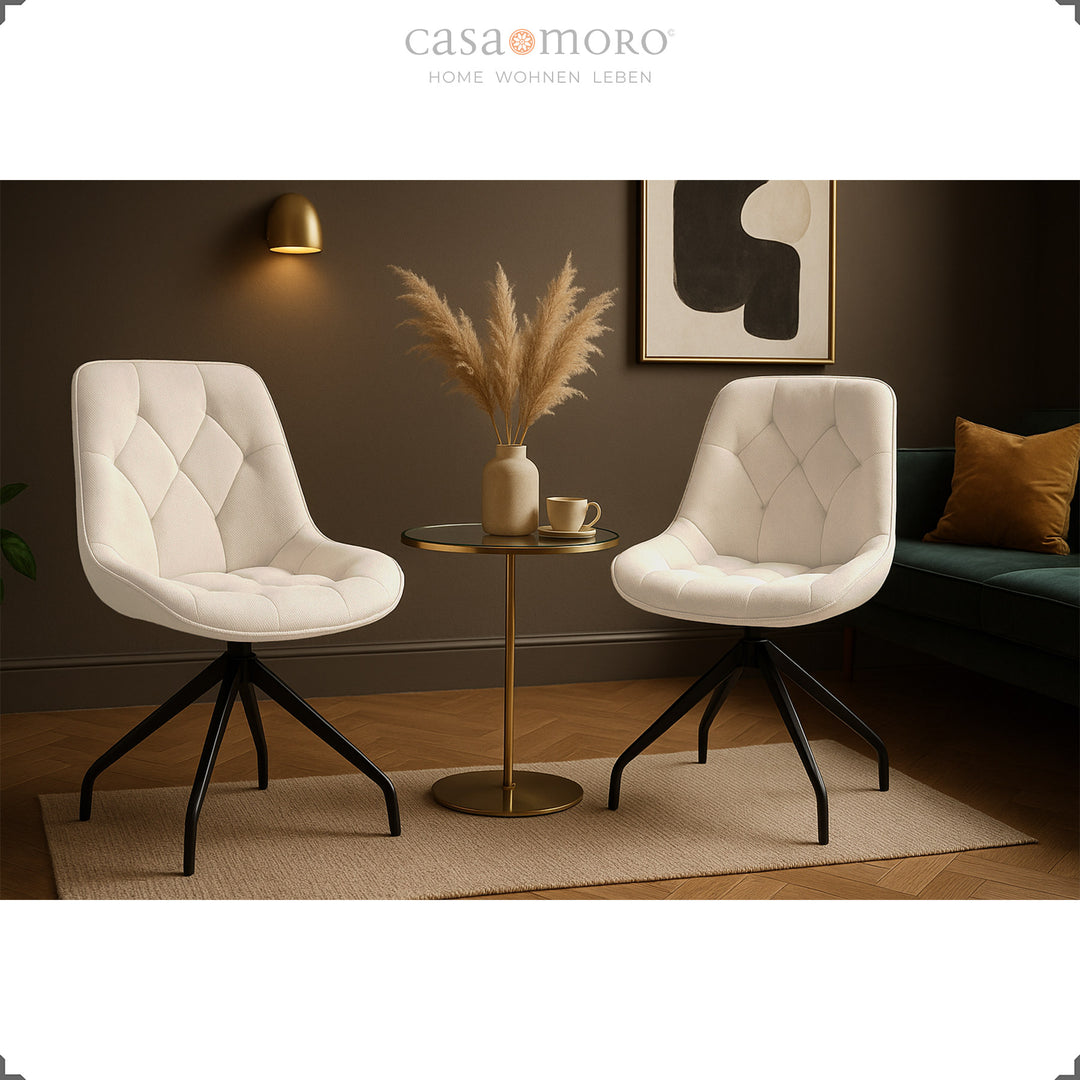 Set med 2 stoppade stolar som kan vridas 360° i beige med svart metallstomme - stilren sittgrupp med sidobord i modern vardagsrumsmiljö