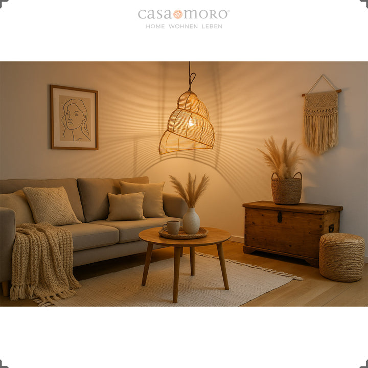 Spiralformad rottinglampa som hänglampa i vardagsrummet, ger varmt ljus och skapar en mysig boho-atmosfär