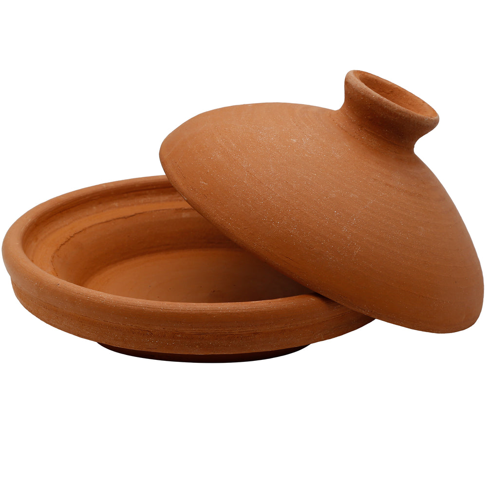 Tagine som oglaserad gryta av lera och lera, perfekt för 3-4 personer