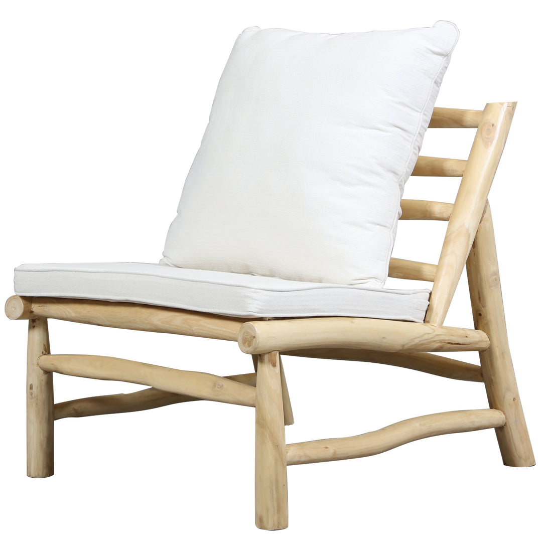 Handgjord fåtölj gjord av naturlig teak med krämfärgade kuddar, perfekt för utomhus- och inomhusnjutning
