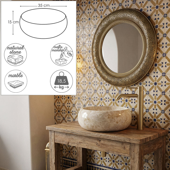 Runt tvättställ av beige natursten på ett tvättställ i trä med mässingsbeslag, kompletterat med dimensionsgrafik med diameter, höjd och vikt