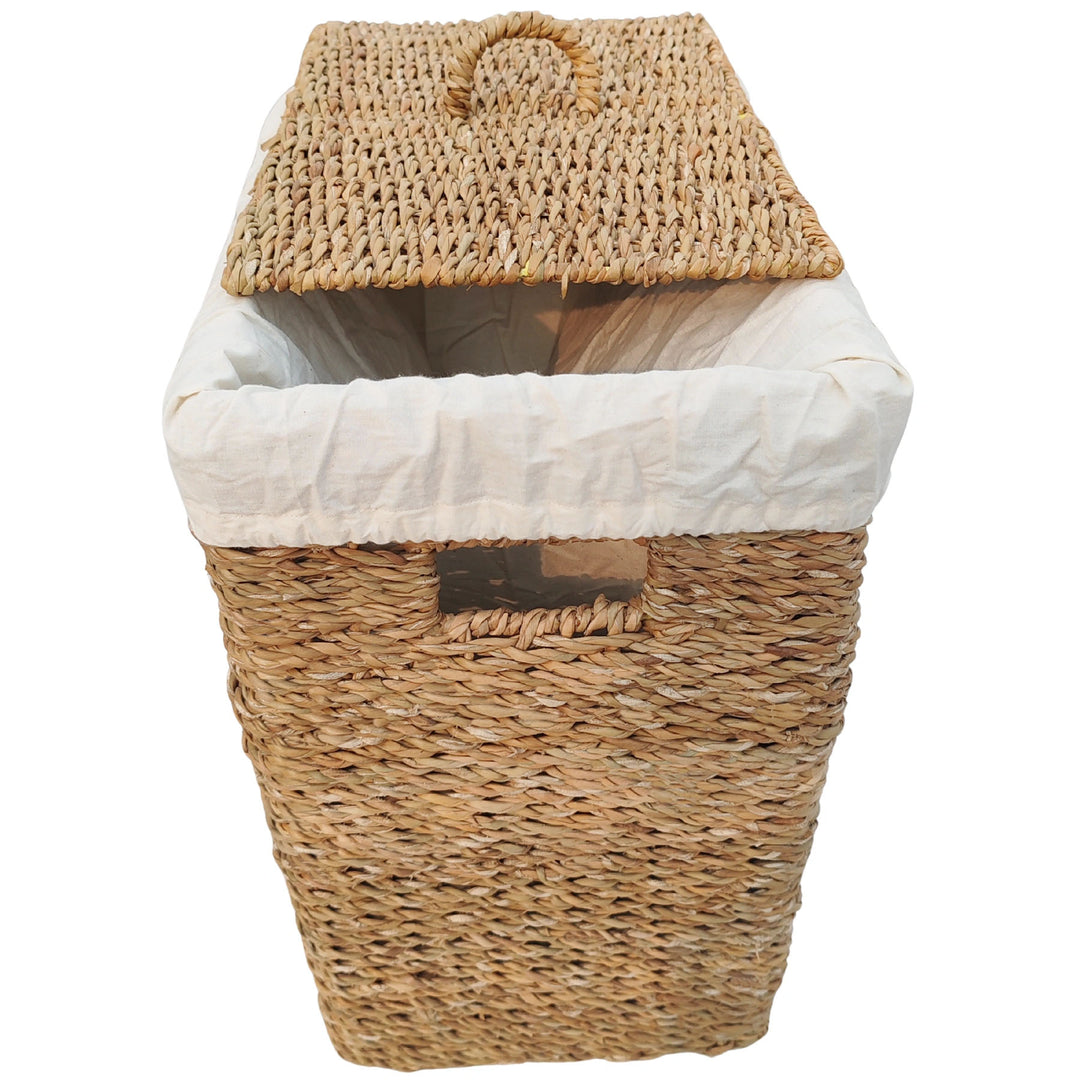 Rektangulär tvättkorg av sjögräs med en volym på 50 liter, insats i ljust tyg och snedställt lock.