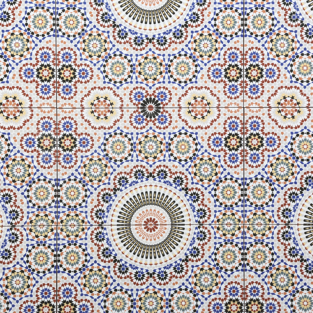 Keramisk väggplatta i orientalisk mönsterdesign, flerfärgad som en detaljerad närbild