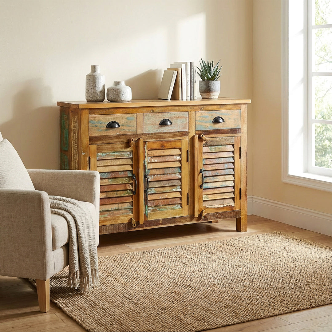 Highboard gjord av massivt trä och återvunnet trä med lådor i vintagestil, placerade i vardagsrummet