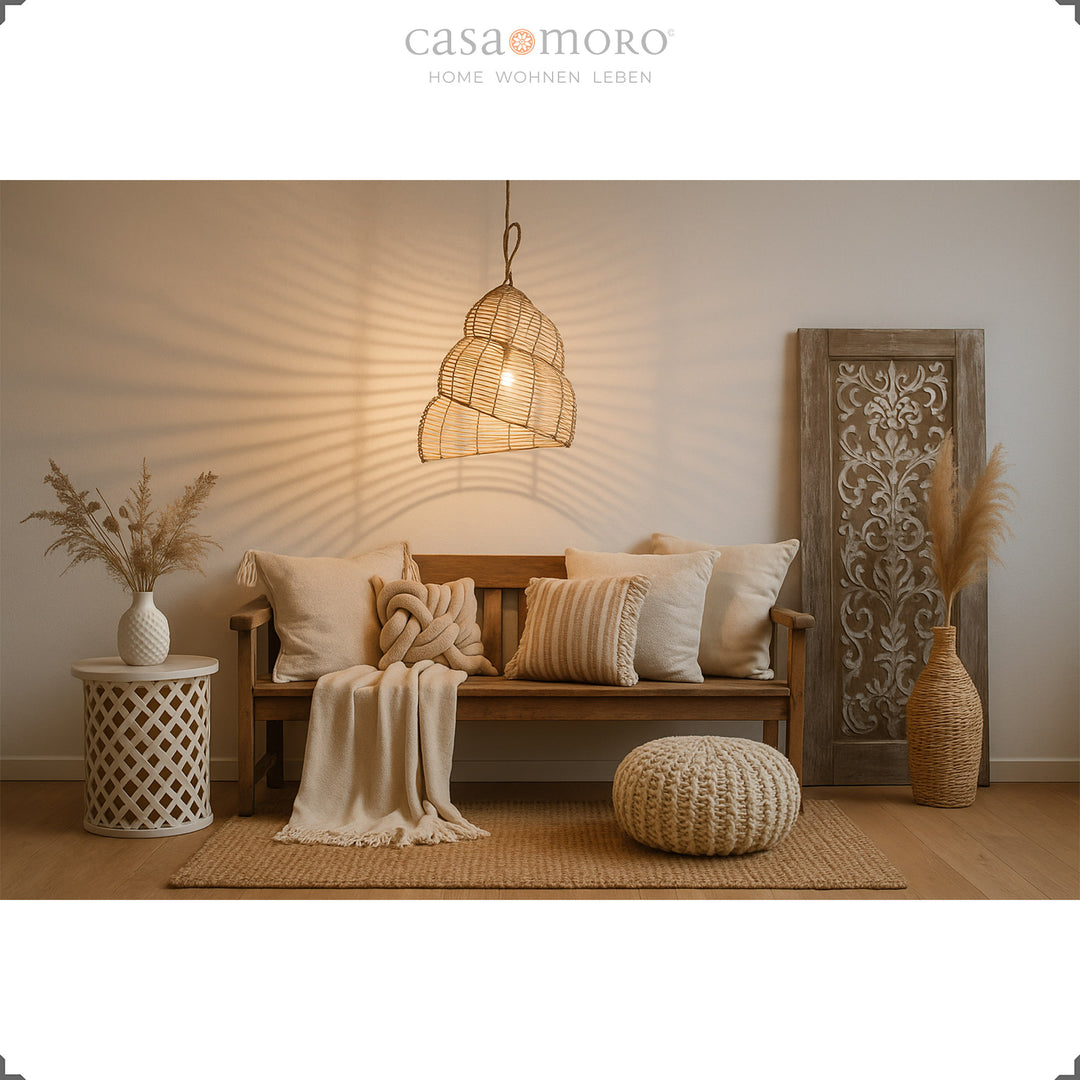 Handgjord rottinglampa som hänglampa i vardagsrummet, med varmt ljus och dekorativ boho-stil